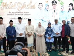 Salat Idul Fitri Berlangsung Khidmat, Amsakar Terima Warga Dalam Acara Open House