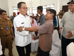 Wali Kota Batam, Amsakar Serahkan Bansos Lansia di Belakangpadang
