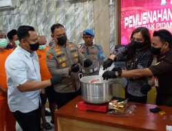 Didepan Tersangka, Kapolres Karimun Musnahkan Barang Bukti 2 Kilogram Sabu