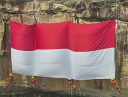 Spektakuler! Bendera Merah Putih Raksasa Berkibar di Tebing Tanjung Datuk Natuna