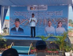 Usai Berikan Sertifikat Pada Warga Tanjung Banon, Amsakar Ingatkan Agar Tak Gampang Menjualnya