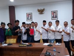 Temui Mahasiswa Demo di DPRD Batam, Wako Amsakar Tegaskan Komitmen Tangani Sampah, Banjir, hingga Truk Ugal-Ugalan