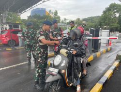 Sambut HUT RI ke-80, Lanud Hang Nadim dan Avsec Bagikan Bendera Merah Putih di Bandara Batam