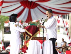 Amsakar dan Li Claudia Inspektur Upacara HUT ke-80 RI di Dataran Engku Putri