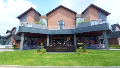 Topotels Hotels & Resorts resmi menghadirkan properti terbaru mereka, Ayola Signature Ocarina Batam, hotel bintang empat pertama dari brand Ayola Signature di Indonesia. Terletak strategis di dalam kawasan wisata Mega Wisata Ocarina, Batam Centre, hotel ini mengusung konsep business–leisure.