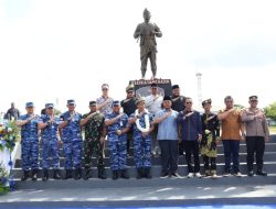 Masyarakat Bebas Berfoto di Monumen Hang Nadim di Mako Lanud Hang Nadim Batam