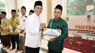 Wali Kota Batam, Amsakar Salurkan Insentif Tokoh Agama