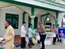 Satlantas Polres Natuna Tebar Kebaikan, Bagikan Makanan kepada Jamaah Masjid Maulana
