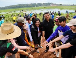 Jaga Kualitas Air, BP Batam bersama Masyarakat Gotong Royong Bersihkan Waduk Duriangkang