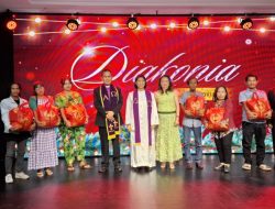 Ibadah Malam Natal di Gekari Batam Berlangsung Khidmat, Bagikan Bingkisan Pada Lansia hingga Masyarakat Kurang Mampu