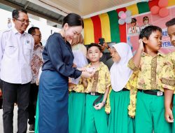 Serahkan KIA di SDN 006, Amsakar-Li Claudia Pastikan Anak Batam Terdata dan Terlindungi