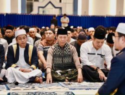 Wali Kota Batam, Amsakar Tarawih Perdana di Masjid Agung Raja Hamidah