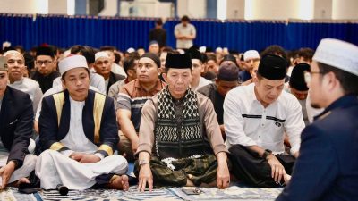 Wali Kota Batam, Amsakar Tarawih Perdana di Masjid Agung Raja Hamidah