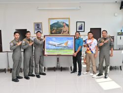 Abadikan Tugas Perbatasan, Skadron Udara 5 Persembahkan Cinderamata untuk Danlanud RSA