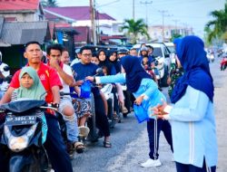 Tebar Kepedulian di Bulan Suci, PIA Ardhya Garini Lanud RSA Natuna Berbagi Takjil
