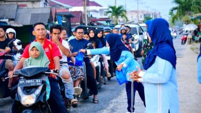 Tebar Kepedulian di Bulan Suci, PIA Ardhya Garini Lanud RSA Natuna Berbagi Takjil