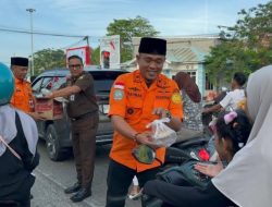 Kolaborasi SAR dan Kejari Natuna Tebar Takjil, Dukung UMKM Lokal