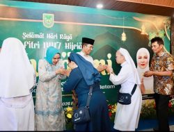 Tanpa Sekat, Amsakar Achmad Sambut Warga di Hari Fitri