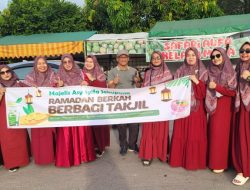 Majelis Sholawat Asy Syifa Sekupang Berbagi di Bulan Ramadan, Bagikan Takjil pada Masyarakat