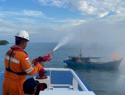 Tingkatkan Respons Darurat, Tim SAR Natuna Latih Evakuasi Korban Kebakaran di Laut