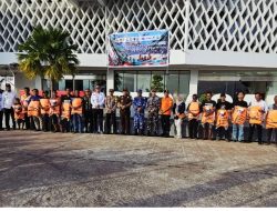 Para pemangku kepentingan di Natuna serahkan baju pelampung ke nelayan