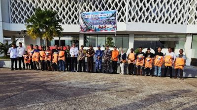 Para pemangku kepentingan di Natuna serahkan baju pelampung ke nelayan