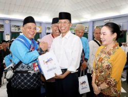 Lepas JCH ke Tanah Suci dan Dibekali Sambal Bilis hingga Rendang, Amsakar-Li Claudia Titip Doa untuk Batam