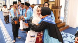 Amsakar Achmad Berangkat Haji Bersama 187 Jemaah Batam, Suasana Haru Warnai Pelepasan Kloter 25