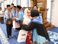 Amsakar Achmad Berangkat Haji Bersama 187 Jemaah Batam, Suasana Haru Warnai Pelepasan Kloter 25