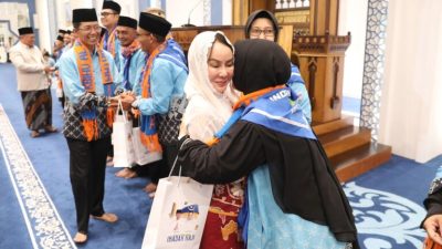 Amsakar Achmad Berangkat Haji Bersama 187 Jemaah Batam, Suasana Haru Warnai Pelepasan Kloter 25