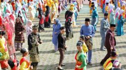 Meriahnya Hardiknas 2026 di Batam, Amsakar-Li Claudia Menari Zapin Ngenang Bereng 5.120 Pelajar