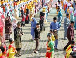 Meriahnya Hardiknas 2026 di Batam, Amsakar-Li Claudia Menari Zapin Ngenang Bereng 5.120 Pelajar