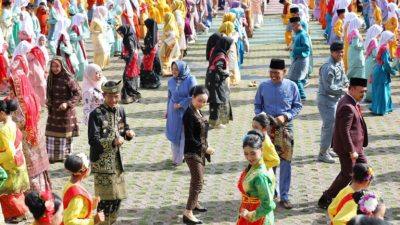 Meriahnya Hardiknas 2026 di Batam, Amsakar-Li Claudia Menari Zapin Ngenang Bereng 5.120 Pelajar