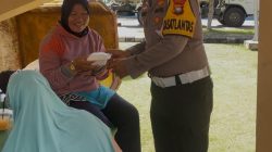 Di Balik Bersihnya Pantai Piwang, Satlantas Natuna Hadir Berbagi Kepedulian