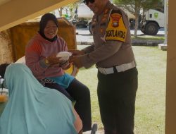 Di Balik Bersihnya Pantai Piwang, Satlantas Natuna Hadir Berbagi Kepedulian