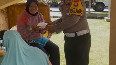Di Balik Bersihnya Pantai Piwang, Satlantas Natuna Hadir Berbagi Kepedulian
