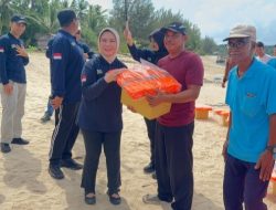 Kejaksaan Hadir untuk Nelayan Natuna, Wakajati Kepri Serahkan Bantuan di Teluk Sahi