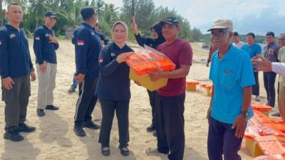 Kejaksaan Hadir untuk Nelayan Natuna, Wakajati Kepri Serahkan Bantuan di Teluk Sahi