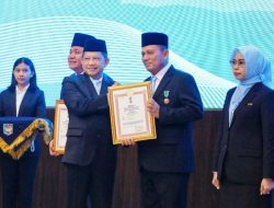 Gubernur Kepri Ansar Ahmad Terima Tanda Kehormatan Satyalancana Wira Karya dari Presiden RI