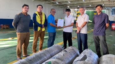PBSI Kepri Dukung Pemerataan Sarana Olahraga, Pulau Midai Terima Hibah Karpet Badminton