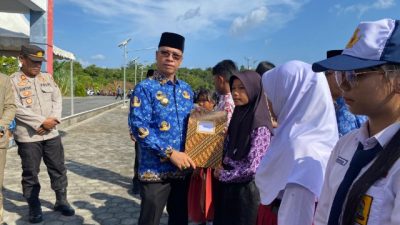 Bupati Aneng Serahkan Piagam Penghargaan kepada Anak Berprestasi pada Peringatan HAN 2026 di Anambas