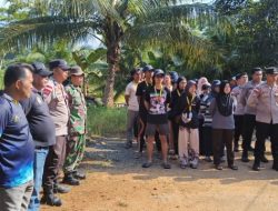 TNI-Polri dan Mahasiswa UGM Bersihkan Desa Bukit Padi Melalui Goro Jumat ASRI