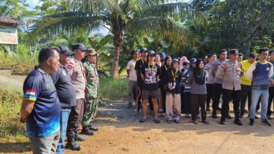 TNI-Polri dan Mahasiswa UGM Bersihkan Desa Bukit Padi Melalui Goro Jumat ASRI