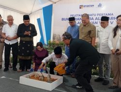 Amsakar-Li Claudia Letakkan Batu Pertama Landmark Bundaran Raja Ali Marhum Pulau Bayan di Bundaran Bandara Hang Nadim