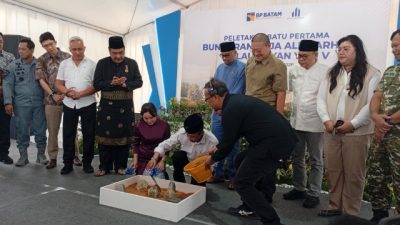 Amsakar-Li Claudia Letakkan Batu Pertama Landmark Bundaran Raja Ali Marhum Pulau Bayan di Bundaran Bandara Hang Nadim