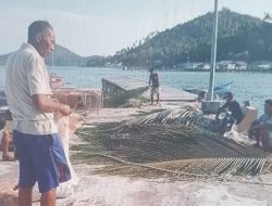 Warga Desa Sunggak Jemaja Barat Tebar Unjam di Laut, Harap Hasil Tangkapan Berlimpah