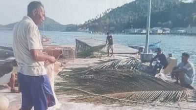 Warga Desa Sunggak Jemaja Barat Tebar Unjam di Laut, Harap Hasil Tangkapan Berlimpah