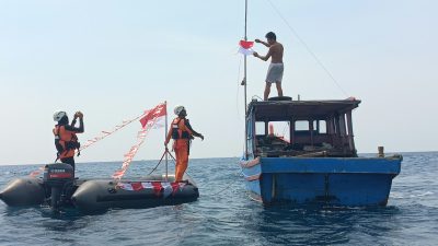 Merah Putih Menyusuri 112 Mil Laut, SAR Natuna Bawa Pesan Nasionalisme dan Keselamatan ke Nelayan Perbatasan