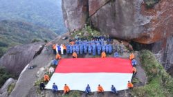 54 Pendaki Bawa Semangat Kemerdekaan ke Puncak Gunung Ranai, Merah Putih Berkibar di Atas Natuna