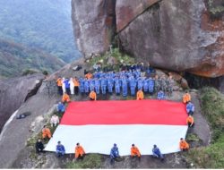 54 Pendaki Bawa Semangat Kemerdekaan ke Puncak Gunung Ranai, Merah Putih Berkibar di Atas Natuna